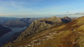 Video del fuco - le montagne di Balcani in parco nazionale Lovchen e Cattaro abbaiano Video del fuco - le montagne di Balcani in parco nazionale Lovchen e Cattaro abbaiano
