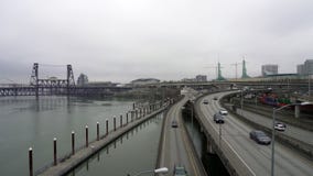 Video des Autobahnverkehrs und Güterzug in im Stadtzentrum gelegenem Portland ODER in einem Wintertag stock video Video des Autobahnverkehrs und Güterzug in im Stadtzentrum gelegenem Portland ODER in einem Wintertag stock video