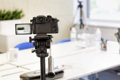 Video produktion, kamera, television, tv, film, bakgrund, camcorder som är digital, utrustning, film, ocus på kamera royaltyfria foton Video produktion, kamera, television, tv, film, bakgrund, camcorder som är digital, utrustning, film, ocus på kamera royaltyfria foton