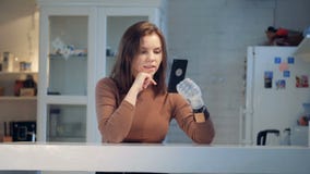 Videoanruf gemacht von einer jungen Frau mit einem bionischen Arm stock footage Videoanruf gemacht von einer jungen Frau mit einem bionischen Arm stock footage
