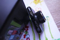 Videoregistratore per registrare la situazione di traffico mentre conducendo la vostra automobile Pu? essere utilizzato sia in au fotografie stock libere da diritti Videoregistratore per registrare la situazione di traffico mentre conducendo la vostra automobile Pu? essere utilizzato sia in au fotografie stock libere da diritti