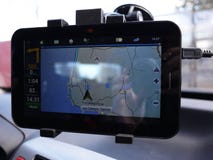 Videoregistreringsapparat för bilen Van vid rekord- vad händer på vägen Installerat på vindrutan och royaltyfri fotografi Videoregistreringsapparat för bilen Van vid rekord- vad händer på vägen Installerat på vindrutan och royaltyfri fotografi