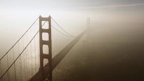 Videoripresa del ponte in nebbia con la macchina fotografica di volo attraverso stock footage Videoripresa del ponte in nebbia con la macchina fotografica di volo attraverso stock footage