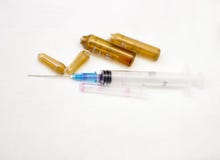 Videz l'infusion m?dicale d'ampoules et la seringue utilis?e apr?s injection d'isolement sur le fond blanc photo libre de droits Videz l'infusion m?dicale d'ampoules et la seringue utilis?e apr?s injection d'isolement sur le fond blanc photo libre de droits