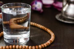 Vidrio de agua para la abertura iftar el mes el Ramadán Vidrio de agua para la abertura iftar el mes el Ramadán