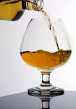 VIDRIO DE COLADA DE BRANDY foto de archivo VIDRIO DE COLADA DE BRANDY foto de archivo