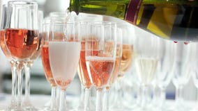 Vidrio de colada del champán después del vidrio, bebida chispeante de la rosa, mujer que sostiene la botella y que vierte el vino metrajes Vidrio de colada del champán después del vidrio, bebida chispeante de la rosa, mujer que sostiene la botella y que vierte el vino metrajes