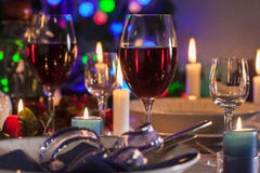 Vidrio de vino en la tabla de la Navidad foto de archivo libre de regalías Vidrio de vino en la tabla de la Navidad foto de archivo libre de regalías