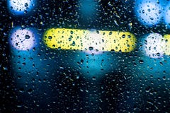 Vidrio del coche con un grupo de lluvia imagen de archivo Vidrio del coche con un grupo de lluvia imagen de archivo