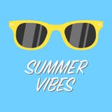 Vidrios amarillos de los ambientes del verano en fondo azul ilustración del vector Vidrios amarillos de los ambientes del verano en fondo azul ilustración del vector