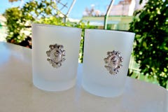 Vidrios blancos para diversas bebidas, vidrios en la tabla fotos de archivo libres de regalías Vidrios blancos para diversas bebidas, vidrios en la tabla fotos de archivo libres de regalías