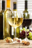 Vidrios de vino con las botellas imagen de archivo libre de regalías Vidrios de vino con las botellas imagen de archivo libre de regalías