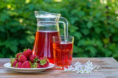 Vidro com suco e bagas da morango fotos de stock Vidro com suco e bagas da morango fotos de stock