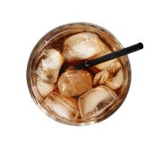 Vidro da cola de refrescamento com cubos e palha de gelo no fundo branco fotografia de stock Vidro da cola de refrescamento com cubos e palha de gelo no fundo branco fotografia de stock