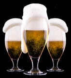 Vidro gelado da cerveja clara no fundo preto foto de stock Vidro gelado da cerveja clara no fundo preto foto de stock