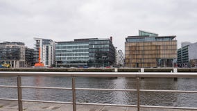Vidro moderno e prédios de escritórios de aço na área reconstruída das zonas das docas de Dublin, Irlanda imagem de stock royalty free Vidro moderno e prédios de escritórios de aço na área reconstruída das zonas das docas de Dublin, Irlanda imagem de stock royalty free