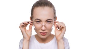 Vidros vestindo da jovem mulher que olham a c?mera com problema com olhos, conceito da d?vida e da desconfian?a dos cuidados m?di fotos de stock Vidros vestindo da jovem mulher que olham a c?mera com problema com olhos, conceito da d?vida e da desconfian?a dos cuidados m?di fotos de stock