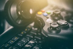 Vidéo de jeu de jeu de jeu sur la TV ou le moniteur Concept de Gamer image libre de droits Vidéo de jeu de jeu de jeu sur la TV ou le moniteur Concept de Gamer image libre de droits
