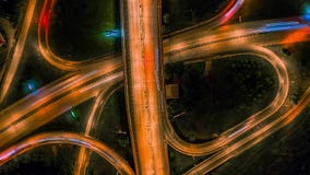 Vidéo de nuit à grande vitesse du drone aérien de la jonction de la route et du passage supérieur de l'échangeur en ville ave clips vidéos Vidéo de nuit à grande vitesse du drone aérien de la jonction de la route et du passage supérieur de l'échangeur en ville ave clips vidéos