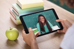 Vidéoconférence avec le professeur féminin On Digital Tablet images stock Vidéoconférence avec le professeur féminin On Digital Tablet images stock