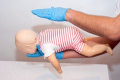 Vie respiratorie del corpo estraneo, bambino di soffocamento immagine stock libera da diritti Vie respiratorie del corpo estraneo, bambino di soffocamento immagine stock libera da diritti