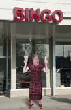 Vieil argent comptant drôle d'argent de victoire de grand-maman au bingo-test Hall Photos libres de droits Vieil argent comptant drôle d'argent de victoire de grand-maman au bingo-test Hall Photos libres de droits
