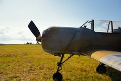 Vieil avion russe sur l'herbe verte photo libre de droits Vieil avion russe sur l'herbe verte photo libre de droits