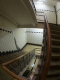 Vieil escalier souterrain piétonnier dans le bâtiment abandonné photographie stock Vieil escalier souterrain piétonnier dans le bâtiment abandonné photographie stock
