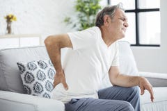 Vieil homme avec douleur dorsale Vieil homme avec douleur dorsale