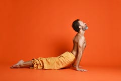 Vieil homme convenable faisant l'exercice de yoga ou de pilates concept de yle Pose ascendante de chien de revêtement image stock Vieil homme convenable faisant l'exercice de yoga ou de pilates concept de yle Pose ascendante de chien de revêtement image stock