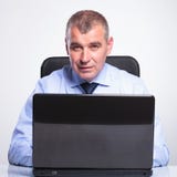 Vieil homme d'affaires travaillant à l'ordinateur portable image libre de droits Vieil homme d'affaires travaillant à l'ordinateur portable image libre de droits