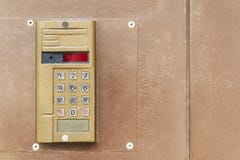 Vieil interphone sur la porte photos libres de droits Vieil interphone sur la porte photos libres de droits