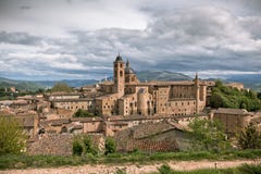 Vieil Urbino, Italie, paysage urbain au jour mat photographie stock Vieil Urbino, Italie, paysage urbain au jour mat photographie stock