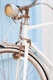 Vieille bicyclette se penchant contre la trappe bleue. image libre de droits Vieille bicyclette se penchant contre la trappe bleue. image libre de droits