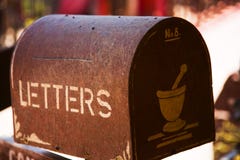 Vieille boîte aux lettres brune rouillée avec le texte de boîte de lettre, en condition usée, extérieure images stock Vieille boîte aux lettres brune rouillée avec le texte de boîte de lettre, en condition usée, extérieure images stock