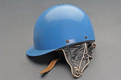 Vieille casque antichoc de véhicule d'emballage Images libres de droits Vieille casque antichoc de véhicule d'emballage Images libres de droits