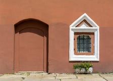Vieille fenêtre dans une maison de brique L'entrée est établie avec des briques Mur de Brown photo stock Vieille fenêtre dans une maison de brique L'entrée est établie avec des briques Mur de Brown photo stock