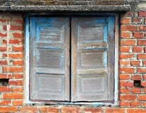 Vieille fenêtre en bois non finie image stock Vieille fenêtre en bois non finie image stock
