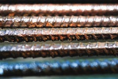 Vieille grille rouillée et humide de fer dans la photo haute de fin Barrière humide de fer photos libres de droits Vieille grille rouillée et humide de fer dans la photo haute de fin Barrière humide de fer photos libres de droits