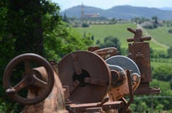 Vieille machine abandonnée de travail dans le pays photo libre de droits Vieille machine abandonnée de travail dans le pays photo libre de droits