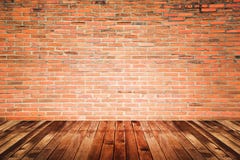 Vieille pièce intérieure avec le plancher de mur de briques et en bois photos stock Vieille pièce intérieure avec le plancher de mur de briques et en bois photos stock