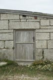 Vieille porte dans la petite maison par la mer images stock Vieille porte dans la petite maison par la mer images stock