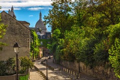 Vieille rue confortable dans le quart Montmartre à Paris, France Paysage urbain confortable de Paris photographie stock libre de droits Vieille rue confortable dans le quart Montmartre à Paris, France Paysage urbain confortable de Paris photographie stock libre de droits