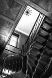 Vieille spirale antique dans la perspective d'une fenêtre rougeoyante Photo stock Vieille spirale antique dans la perspective d'une fenêtre rougeoyante Photo stock