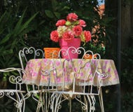 Vieille table au milieu de la cour avec les fleurs roses photo libre de droits Vieille table au milieu de la cour avec les fleurs roses photo libre de droits