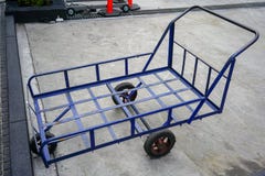 Vieille traction bleue le long de chariot de chariot avec 3 roues pour le parc résistant photographie stock libre de droits Vieille traction bleue le long de chariot de chariot avec 3 roues pour le parc résistant photographie stock libre de droits