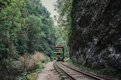 Vieille traînée au chemin de fer ou à la route de chemin de fer dans le paysage de montagne à l'été Photo libre de droits Vieille traînée au chemin de fer ou à la route de chemin de fer dans le paysage de montagne à l'été Photo libre de droits