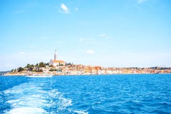 Vieille ville romantique et colorée Rovinj pendant l'été un jour lumineux avec la mer de turquoise et le ciel bleu Péninsule d'Is photographie stock Vieille ville romantique et colorée Rovinj pendant l'été un jour lumineux avec la mer de turquoise et le ciel bleu Péninsule d'Is photographie stock