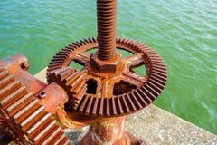 Vieille vitesse et mécanisme rouillé de roue dentée, roue de vitesse de dent pour l'eau photos stock Vieille vitesse et mécanisme rouillé de roue dentée, roue de vitesse de dent pour l'eau photos stock
