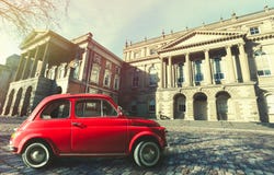 Vieille voiture rouge italienne classique de vintage Osgoode Hall, bâtiment historique Toronto, Canada images stock Vieille voiture rouge italienne classique de vintage Osgoode Hall, bâtiment historique Toronto, Canada images stock
